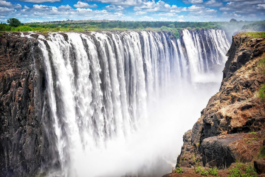 https://regeneratetheeconomy.com/wp-content/uploads/2018/01/Things-to-Do-in-Victoria-Falls-1-1024x683-1.jpg