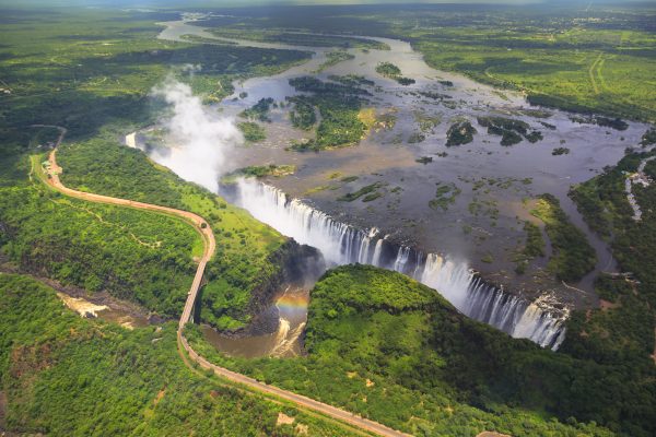 https://regeneratetheeconomy.com/wp-content/uploads/2018/01/victoria-falls-bovenzicht-600x400-1.jpg